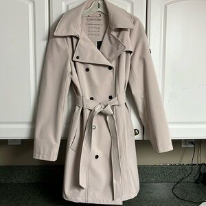 Calvin Klein rain coat
Size: M
Color: beige.
** Does not have detachable hood**